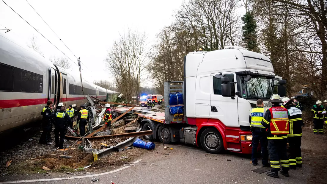 Gegen den Fahrer des Lastwagen wird ermittelt, aber er bleibt auf freiem Fuß. - Bild: Daniel Bockwoldt/dpa
