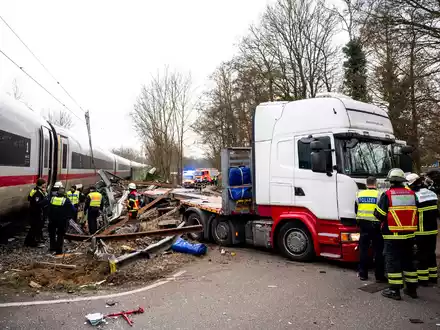 Gegen den Fahrer des Lastwagen wird ermittelt, aber er bleibt auf freiem Fuß. - Foto: Daniel Bockwoldt/dpa