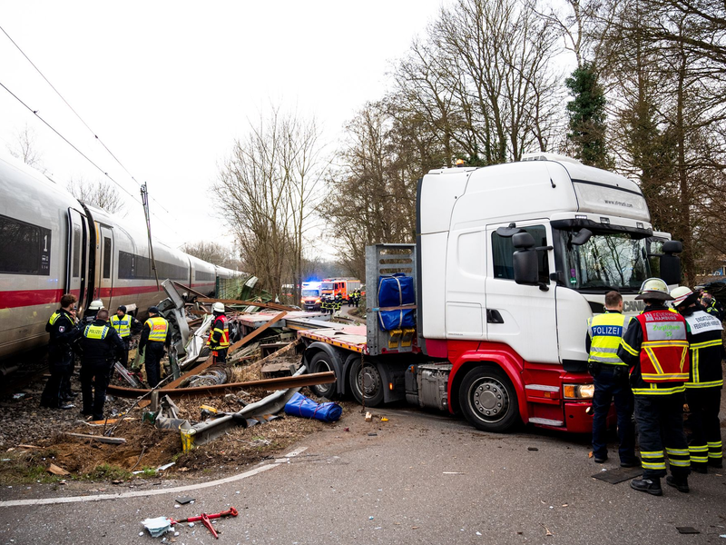 Wie es zu dem Unfall kommen konnte, wird noch ermittelt. - Foto: Daniel Bockwoldt/dpa