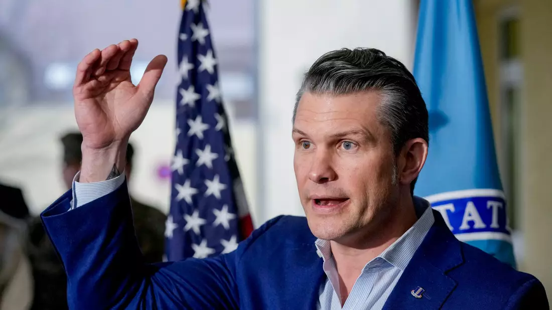 Pentagon-Chef Pete Hegseth kommt erstmals zu einem Treffen der Ukraine-Kontaktgruppe und der Nato-Verteidigungsminister nach Brüssel.  - Bild: Michael Probst/AP/dpa