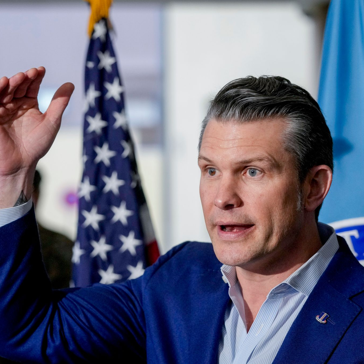 Pete Hegseth kommt erstmals zu Treffen der Ukraine-Kontaktgruppe und der Nato-Verteidigungsminister nach Brüssel.  - Foto: Michael Probst/AP/dpa