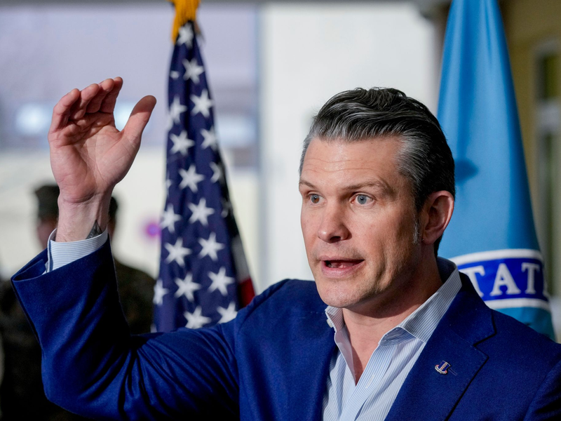 Pentagon-Chef Hegseth stellt eine Überprüfung der amerikanischen Truppenstärke überall in Aussicht.  - Foto: Michael Probst/AP/dpa