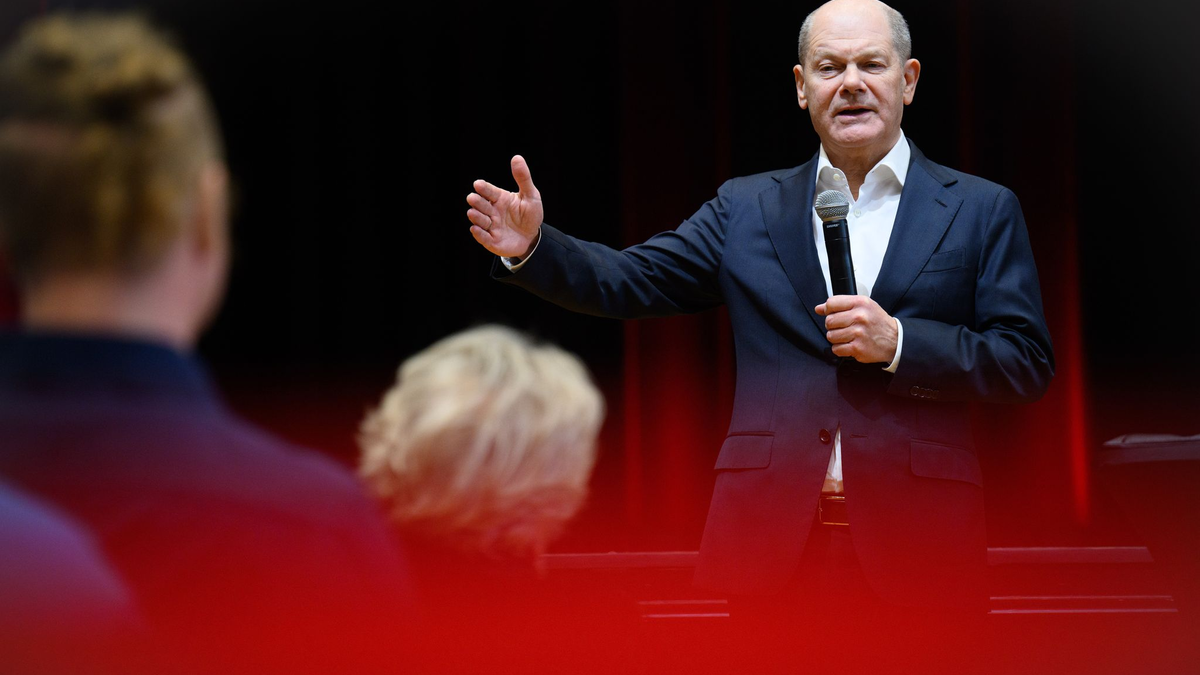 Kanzler Scholz beantwortet im Wahlkampf Fragen der Bürger, wie hier in der Stadt Ludwigsfelde, die zu seinem Wahlkreis gehört.  - Foto: Bernd von Jutrczenka/dpa