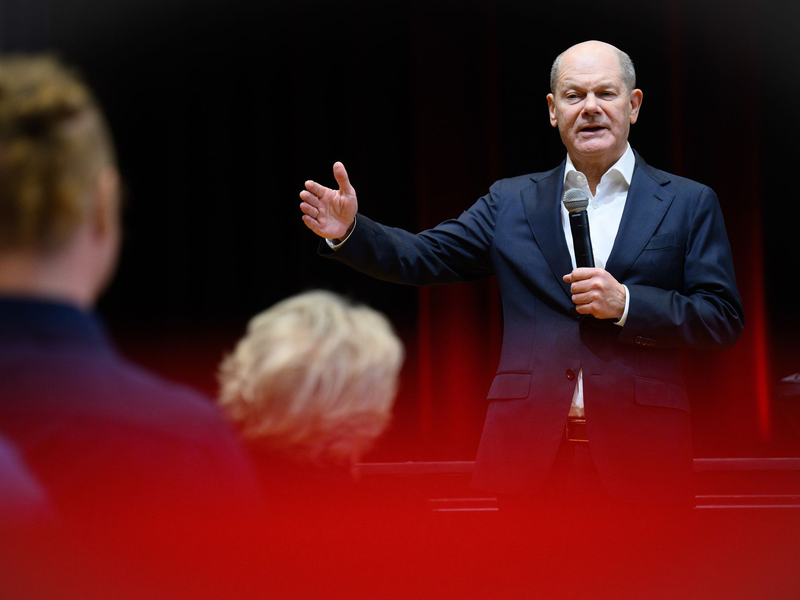 Kanzler Scholz beantwortet im Wahlkampf Fragen der Bürger, wie hier in der Stadt Ludwigsfelde, die zu seinem Wahlkreis gehört.  - Foto: Bernd von Jutrczenka/dpa