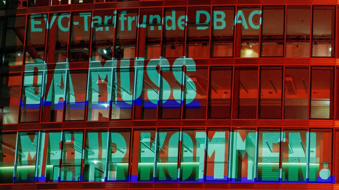 Mit einer Protestaktion am Bahntower am Vorabend der Verhandlungen verlieh die EVG ihren Forderungen Nachdruck. - Bild: Carsten Koall/dpa