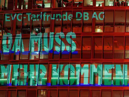Mit einer Protestaktion am Bahntower am Vorabend der Verhandlungen verlieh die EVG ihren Forderungen Nachdruck. - Foto: Carsten Koall/dpa