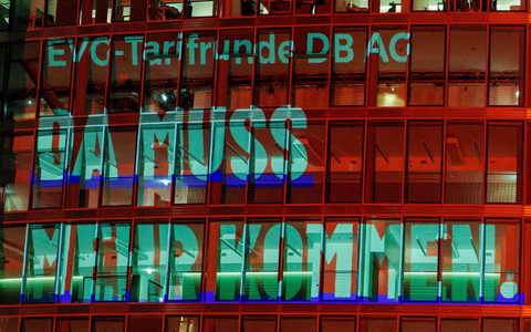 Mit einer Protestaktion am Bahntower am Vorabend der Verhandlungen verlieh die EVG ihren Forderungen Nachdruck. - Foto: Carsten Koall/dpa