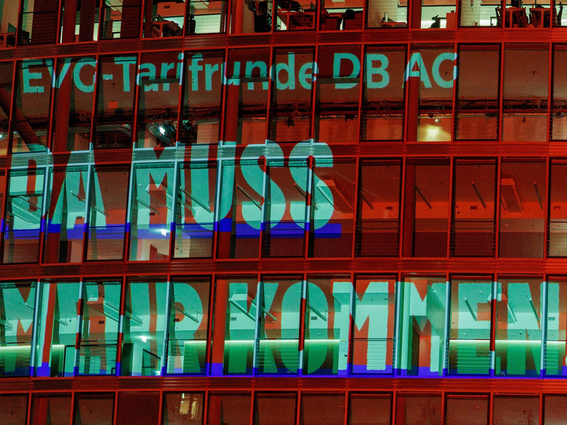 Mit einer Protestaktion am Bahntower am Vorabend der Verhandlungen verlieh die EVG ihren Forderungen Nachdruck. - Foto: Carsten Koall/dpa