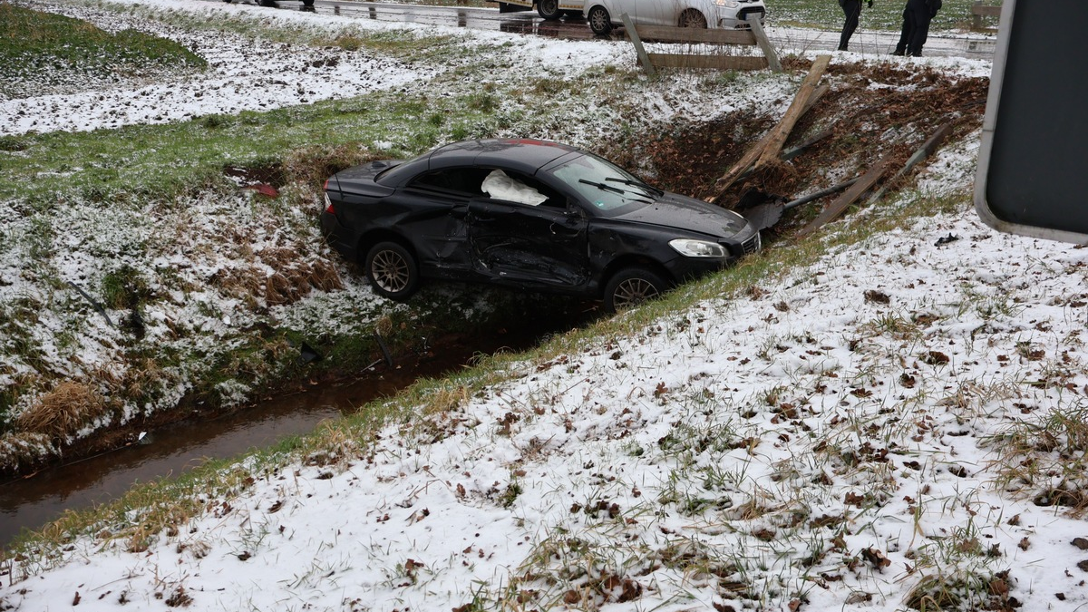 FW-OLL: Verkehrsunfall auf der Hatter Landstraße - Feuerwehr im Einsatz wegen auslaufender Betriebsstoffe - Foto: presseportal.de