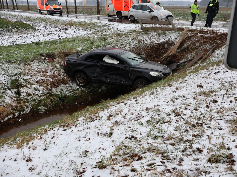 FW-OLL: Verkehrsunfall auf der Hatter Landstraße - Feuerwehr im Einsatz wegen auslaufender Betriebsstoffe - Foto: presseportal.de