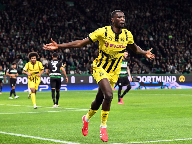Die Spieler von Borussia Dortmund feiern nach dem Spiel mit den Fans - Foto: Federico Gambarini/dpa