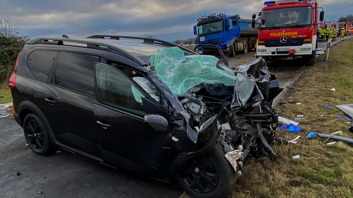 FW Wachtberg: Schwerer Verkehrsunfall bei Wachtberg-Gimmersdorf - Foto: presseportal.de