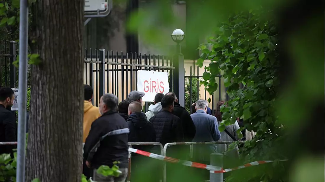 Warteschlamge vor Botschaft bei Türkei-Wahl 2023 - Bild: über dts Nachrichtenagentur