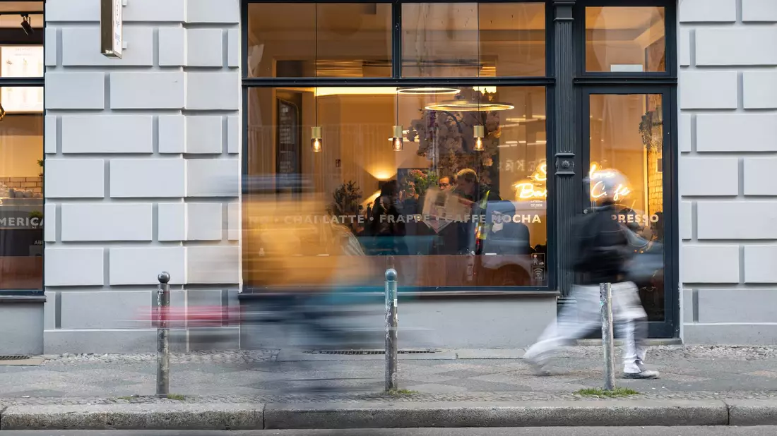 Viele Menschen geben der Studie zufolge Cafés oder Restaurant als Grund für den Besuch der Innenstadt an. - Bild: Hannes P. Albert/dpa