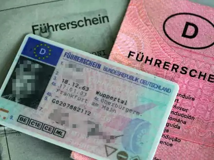 Bis ein digitaler Führerschein kommt, könnte es noch dauern (Archivbild).  - Foto: Oliver Berg/dpa