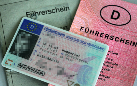 Bis ein digitaler Führerschein kommt, könnte es noch dauern (Archivbild).  - Foto: Oliver Berg/dpa