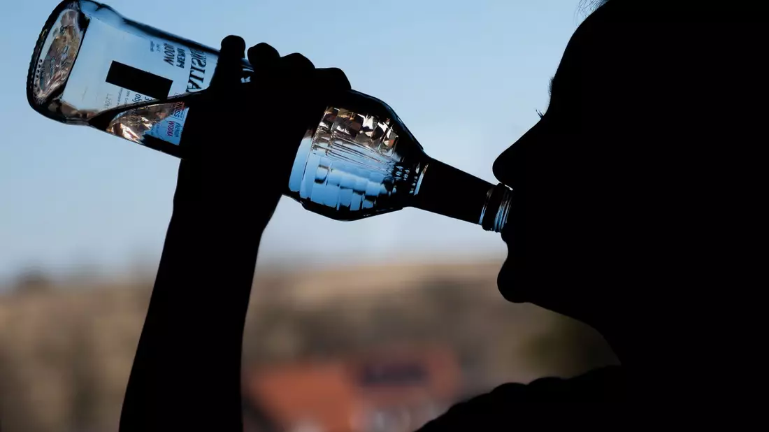 Aus einer Studie der Krankenkasse KKH geht hervor: Die Zahl der Fälle von Rauschtrinken unter 12- bis 18-Jährigen sank 2023 auf ein Rekordtief. (Symbolbild) - Bild: Silas Stein/dpa