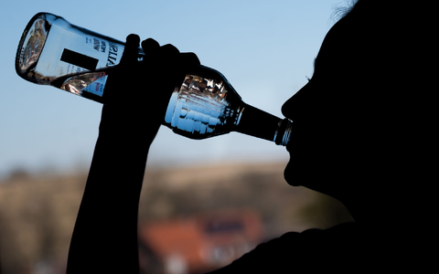 Insbesondere Jugendliche sind den Angaben nach besonders von Alkoholmissbrauch betroffen. (Symbolbild) - Foto: Silas Stein/dpa