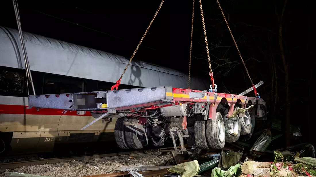 Der ICE stieß an einem Bahnübergang im Süden Hamburgs gegen einen Lastwagen. - Bild: Daniel Bockwoldt/dpa/Daniel Bockwoldt