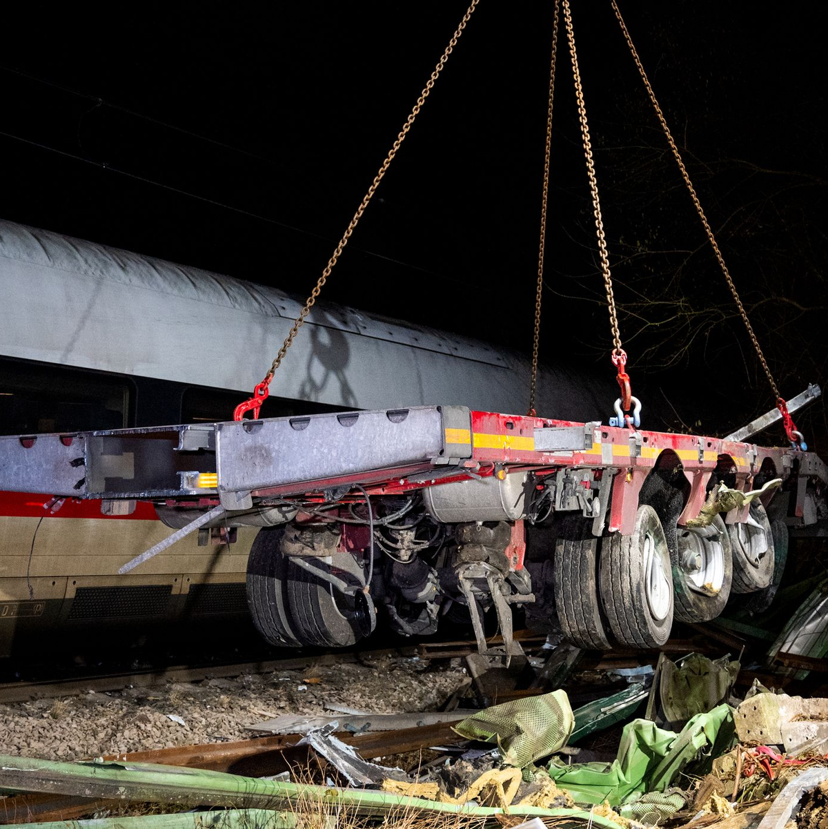 Der ICE stieß an einem Bahnübergang im Süden Hamburgs gegen einen Lastwagen. - Foto: Daniel Bockwoldt/dpa/Daniel Bockwoldt