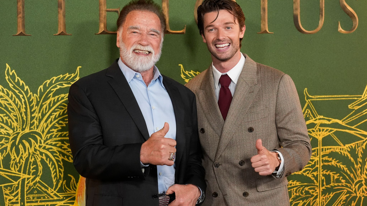 Arnold Schwarzenegger, links, und Patrick Schwarzenegger bei der Premiere der dritten Staffel von «The White Lotus».  - Foto: Chris Pizzello/Invision via AP/dpa