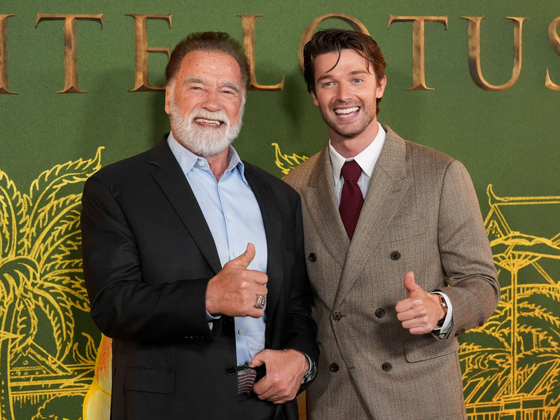 Arnold Schwarzenegger, links, und Patrick Schwarzenegger bei der Premiere der dritten Staffel von «The White Lotus».  - Foto: Chris Pizzello/Invision via AP/dpa