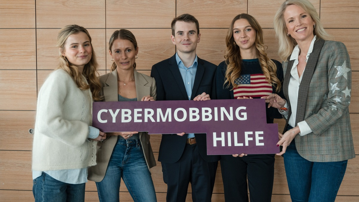 Prominente zeigen Gesicht gegen Cybermobbing bei weltweitem Aktionstag in Hamburg - Foto: presseportal.de