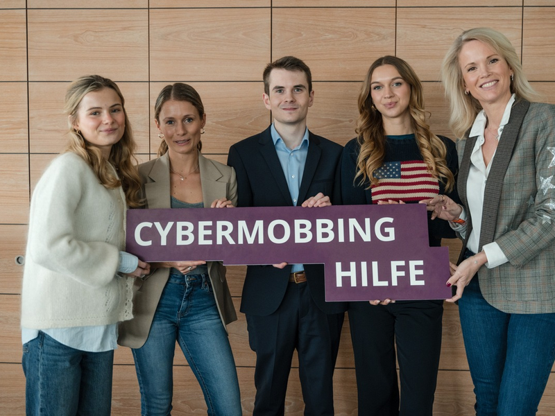 Prominente zeigen Gesicht gegen Cybermobbing bei weltweitem Aktionstag in Hamburg - Foto: presseportal.de