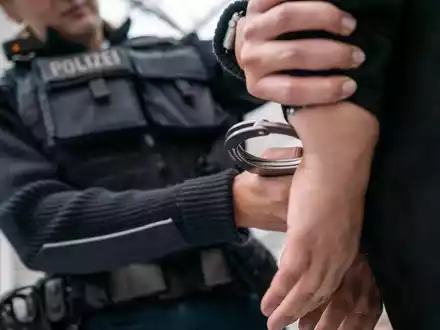 Bundespolizeidirektion München: Gesuchter Gambier geht der Bundespolizei am Flughafen ins Netz - Foto: presseportal.de