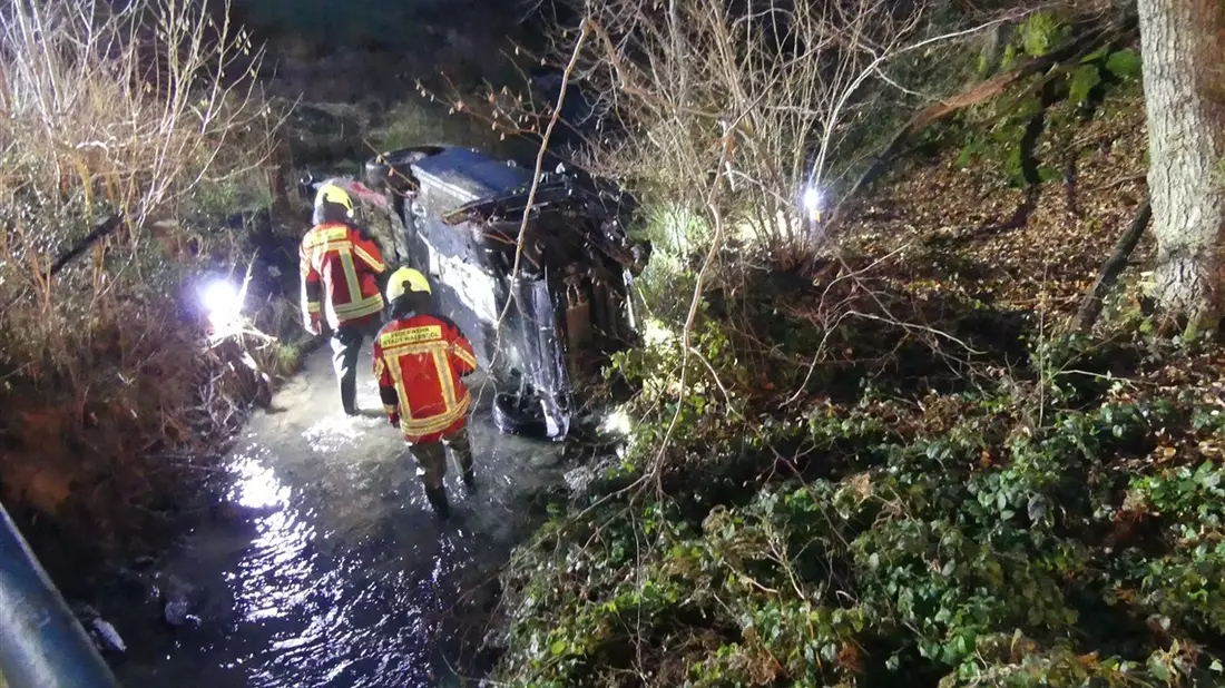 POL-GM: Mit Auto überschlagen und im Bach gelandet - Bild: presseportal.de