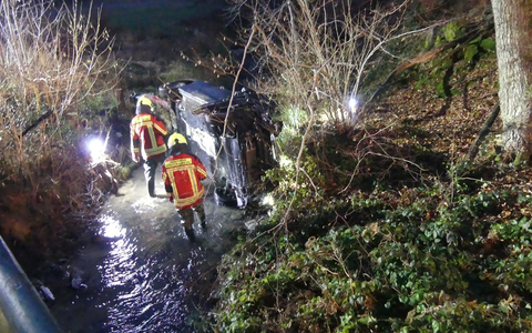 POL-GM: Mit Auto überschlagen und im Bach gelandet - Foto: presseportal.de