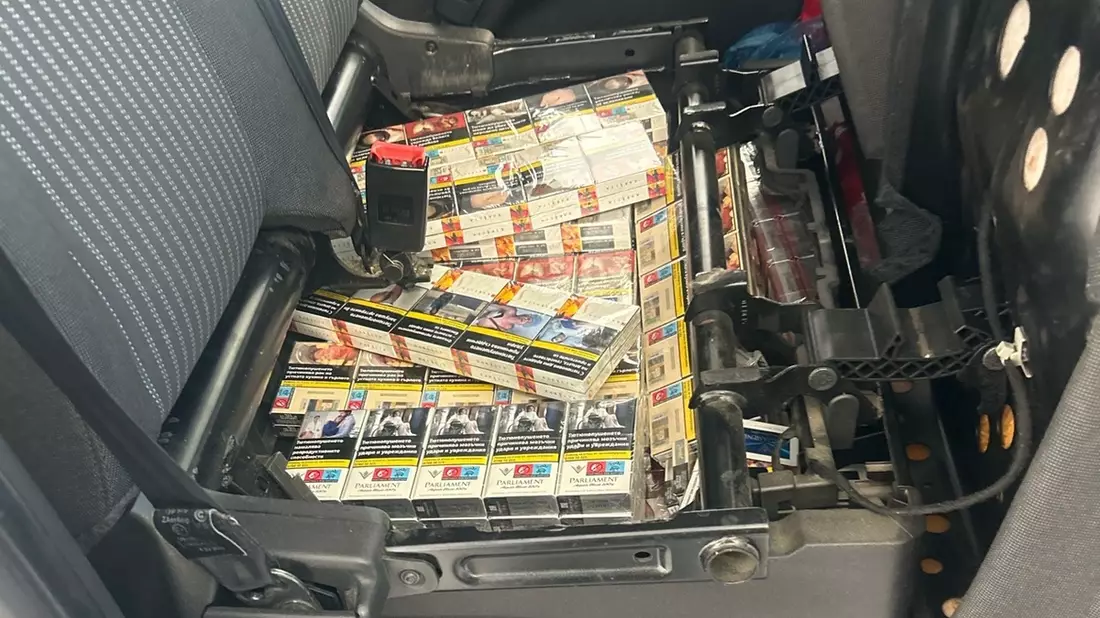 HZA-LA: Zoll verhindert Zigarettenschmuggel - Versteckt hinter Seitenverkleidung und unter Sitzbank - Bild: presseportal.de