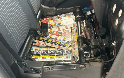 HZA-LA: Zoll verhindert Zigarettenschmuggel - Versteckt hinter Seitenverkleidung und unter Sitzbank - Foto: presseportal.de