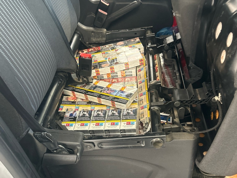 HZA-LA: Zoll verhindert Zigarettenschmuggel - Versteckt hinter Seitenverkleidung und unter Sitzbank - Foto: presseportal.de