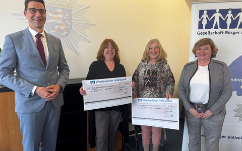 POL-WI: Gesellschaft Bürger und Polizei Wiesbaden spendet 5.000 Euro +++ Scheckübergabe an zwei Wiesbadener Institutionen, - Foto: presseportal.de