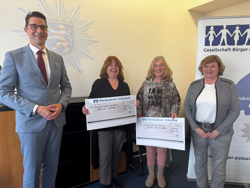 POL-WI: Gesellschaft Bürger und Polizei Wiesbaden spendet 5.000 Euro +++ Scheckübergabe an zwei Wiesbadener Institutionen, - Foto: presseportal.de