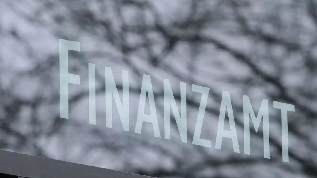 Das Stuttgarter Finanzamt. Bundesweit ist die Zahl der Klagen gegen Steuerbescheide stark gesunken. (Symbolbild) - Bild: Bernd Weißbrod/dpa
