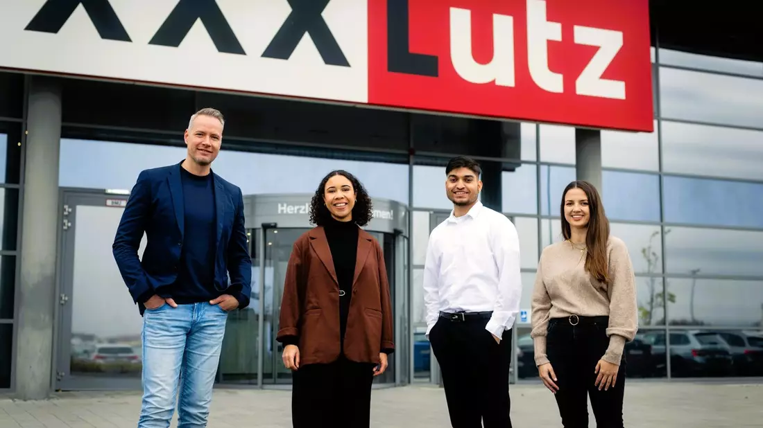 Auch im großen Jubiläumsjahr bleibt sich XXXLutz treu und bietet erneut Ausbildungsplätze für 1.000 junge Menschen - Bild: presseportal.de