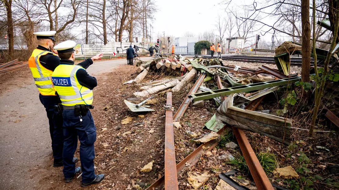 Die Reparaturarbeiten an der Bahnstrecke im Süden Hamburgs dauern an. - Bild: Daniel Bockwoldt/dpa