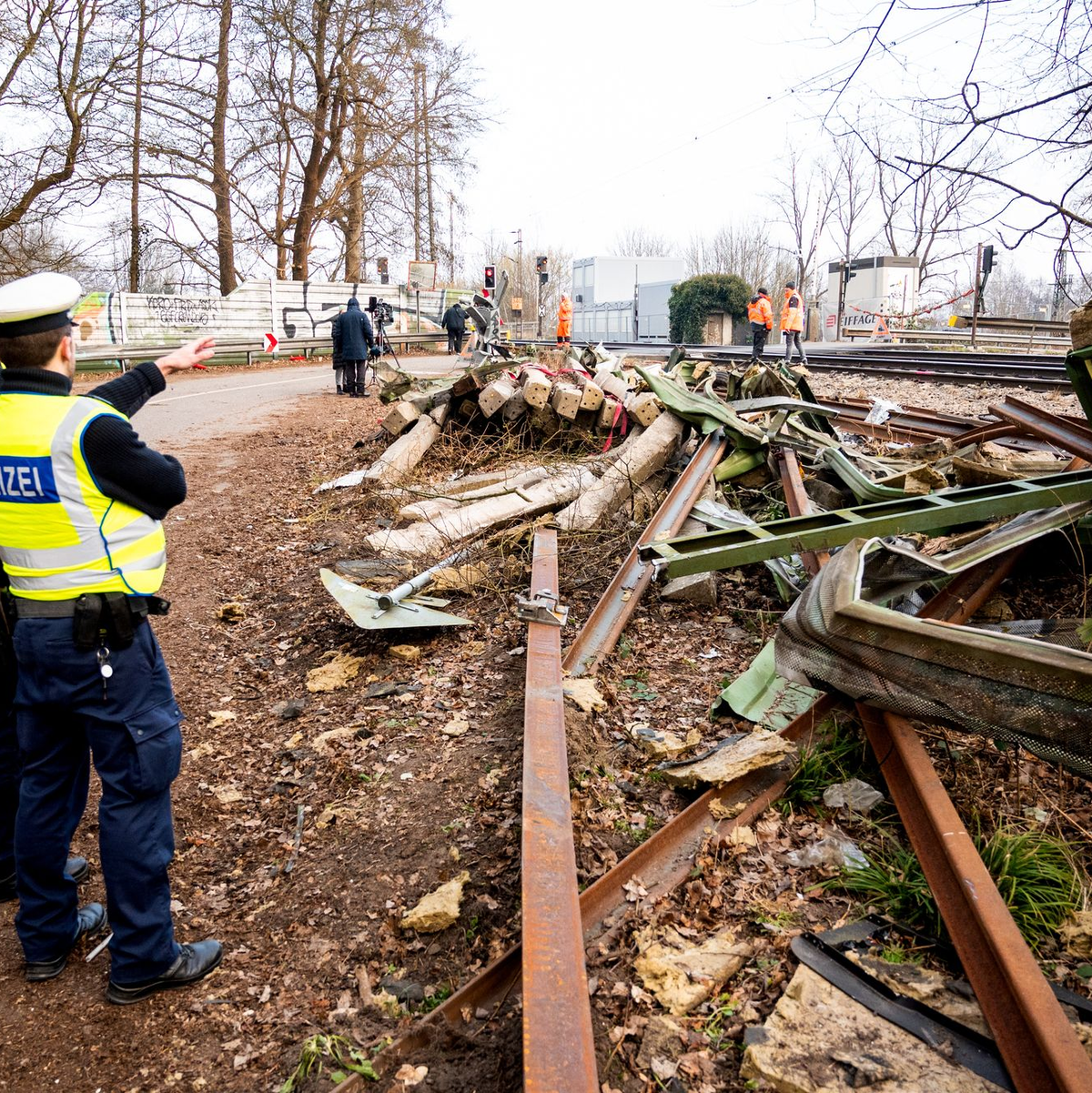 Die Reparaturarbeiten an der Bahnstrecke im Süden Hamburgs dauern an. - Foto: Daniel Bockwoldt/dpa