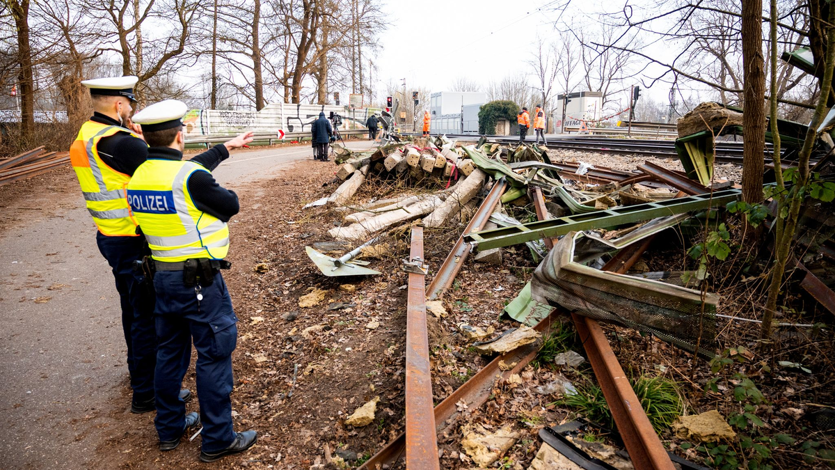 Die Reparaturarbeiten an der Bahnstrecke im Süden Hamburgs dauern an. - Foto: Daniel Bockwoldt/dpa