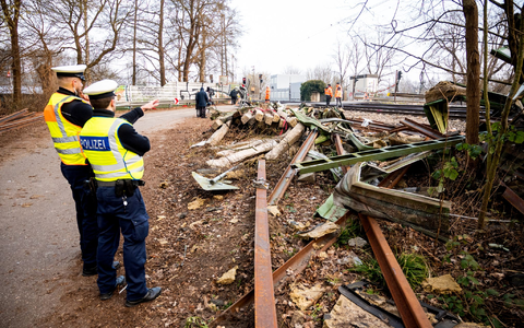 Die Aufräumarbeiten dauerten am Tag nach dem Unglück an. - Foto: Daniel Bockwoldt/dpa