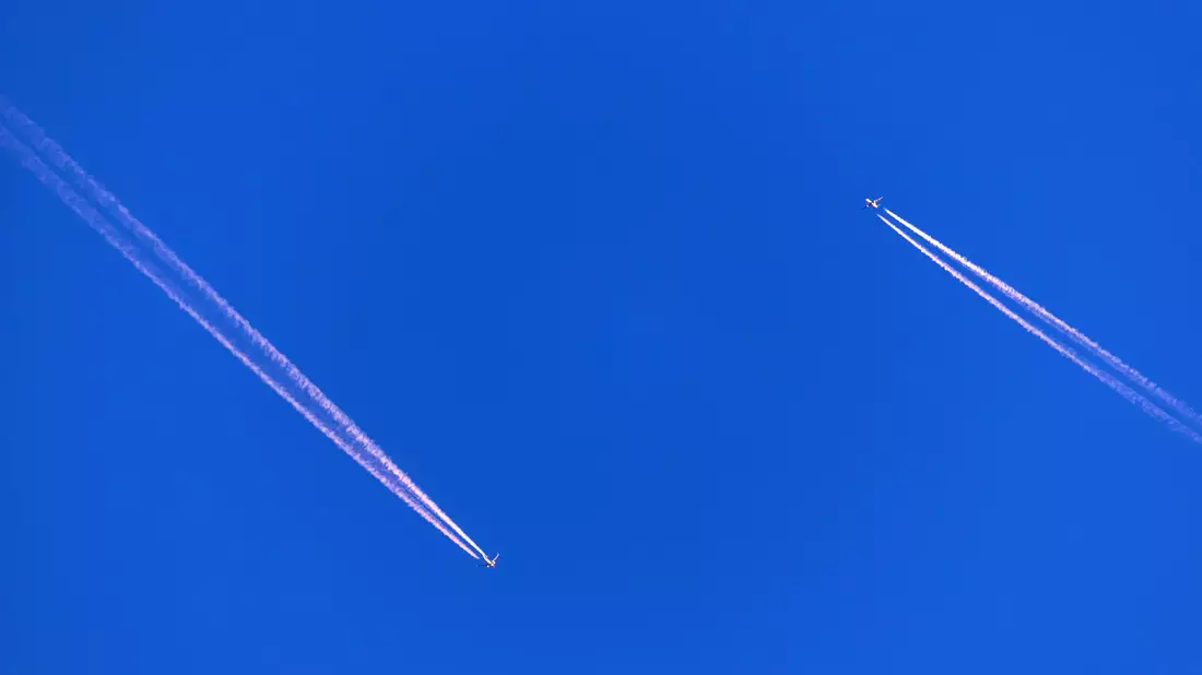 Verkehrsflugzeuge halten sich an bestimmte Luftrouten. (Archivfoto) - Bild: Jens Büttner/dpa