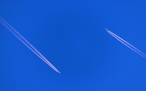 Verkehrsflugzeuge halten sich an bestimmte Luftrouten. (Archivfoto) - Foto: Jens Büttner/dpa