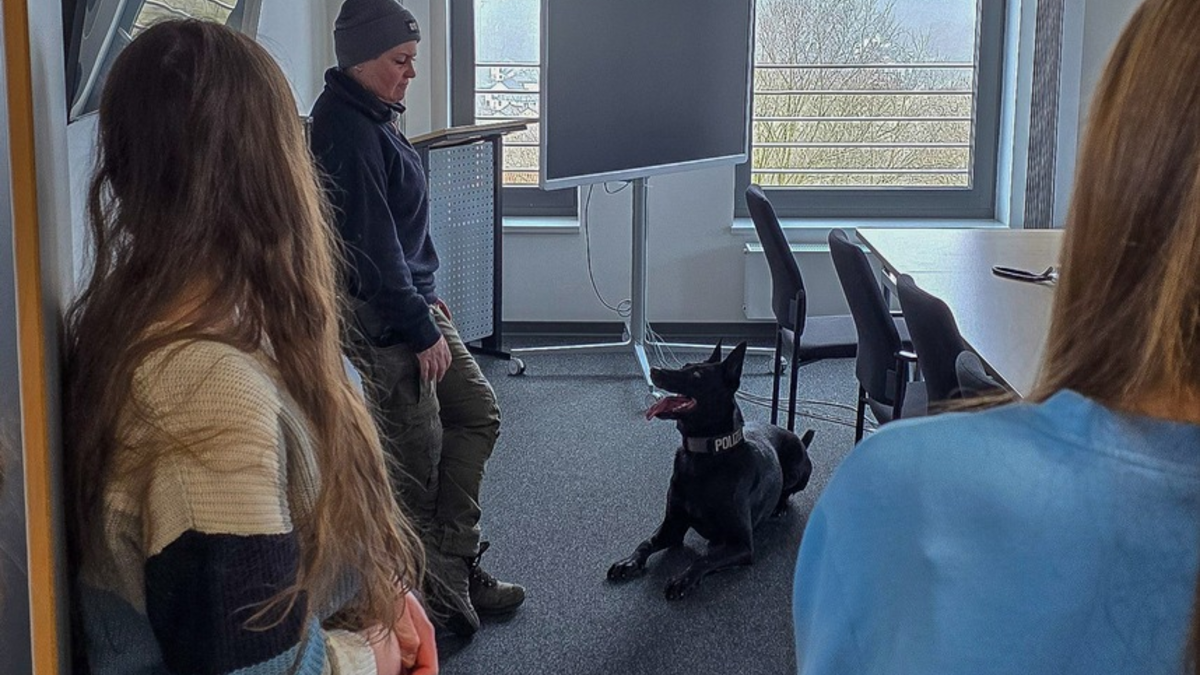 POL-EN: Ennepetal: Schülerpraktikum bei der Polizei des Ennepe-Ruhr-Kreises- Einblicke in den spannenden Alltag - Foto: presseportal.de