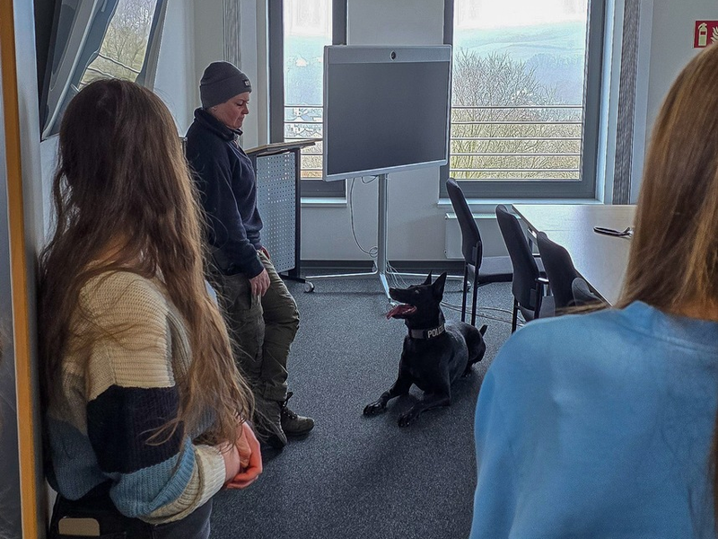 POL-EN: Ennepetal: Schülerpraktikum bei der Polizei des Ennepe-Ruhr-Kreises- Einblicke in den spannenden Alltag - Foto: presseportal.de