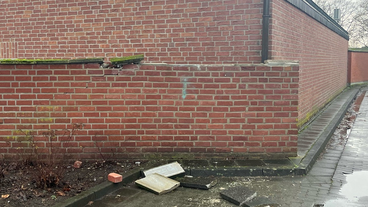 POL-KLE: Rees - Grundstücksmauer beschädigt: Polizei sucht Zeugen nach Verkehrsunfallflucht - Foto: presseportal.de