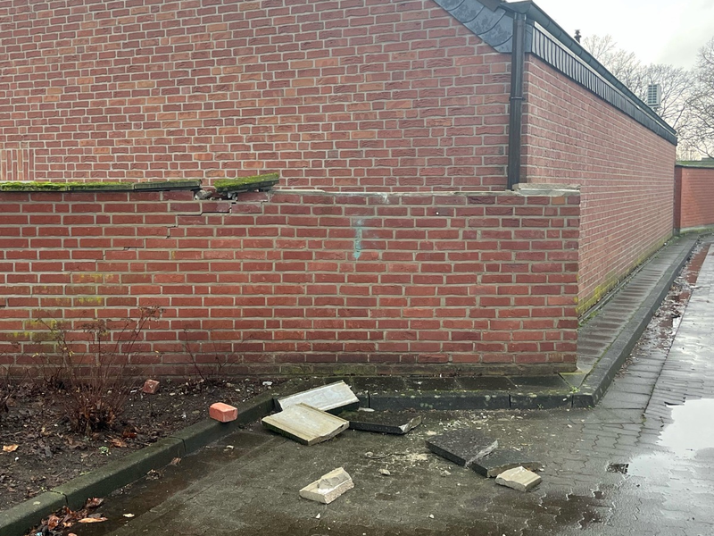 POL-KLE: Rees - Grundstücksmauer beschädigt: Polizei sucht Zeugen nach Verkehrsunfallflucht - Foto: presseportal.de