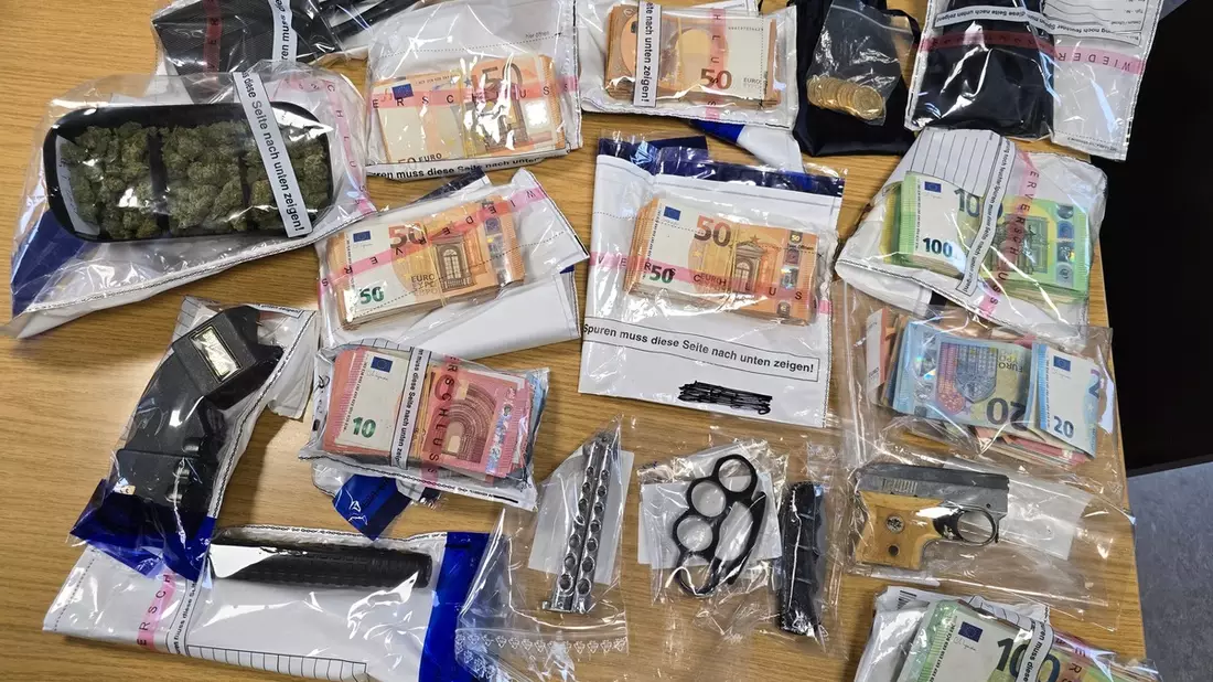 POL-STD: Großeinsatz der Polizei - über 100 Beamte durchsuchen 11 Objekte in Buxtehude, dem Alten Land und Hamburg - Bild: presseportal.de