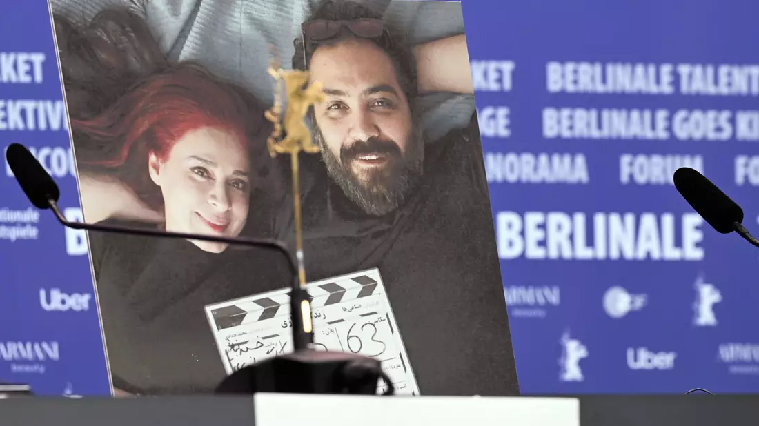 Während der Berlinale 2024 stand ein Foto der beiden Regisseure Maryam Moghaddam (links) und Behtash Sanaeeha bei der Pressekonferenz zum Film «Keyke mahboobe man» (englischer Titel: «My Favourite Cake») neben den leer gebliebenen Plätzen auf dem Podium. - Bild: Soeren Stache/dpa